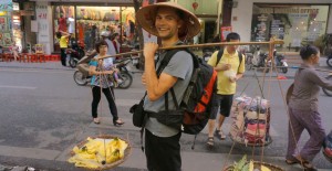 hanoi-roadtrip-vietnam-balance-marchandise