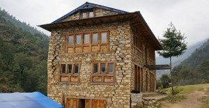 trek-nepal-pikey-peek-habitation-dommage