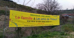 voyage-coree-du-sud-okcheon-parents-jeehee-banderole