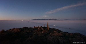 salar-uyuni-lever-soleil-ile-cactus