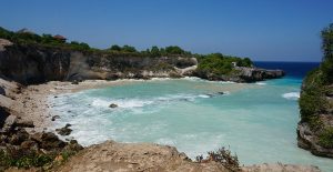 blue-lagoon-cliff-nusa-ceningan-voyage-bali